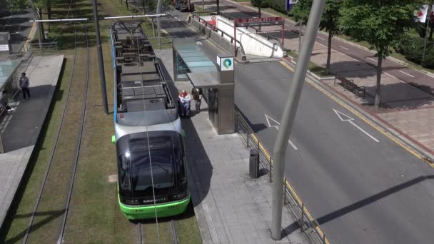 Los pasajeros salen del tranvía en Bilbao, España — Vídeo de stock