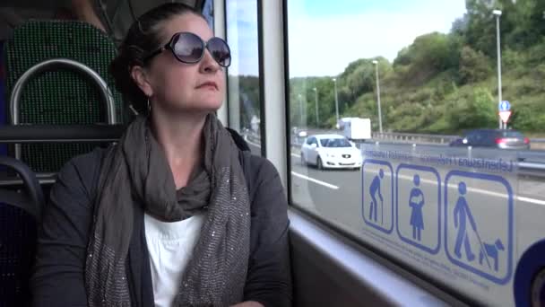 Een vrouw kijkt uit raam van openbaar vervoer in Spanje — Stockvideo