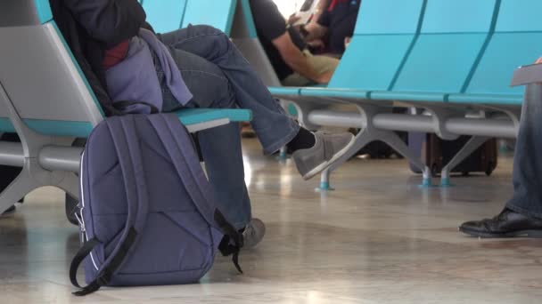 Un uomo aspetta in un terminal per prendere un volo — Video Stock