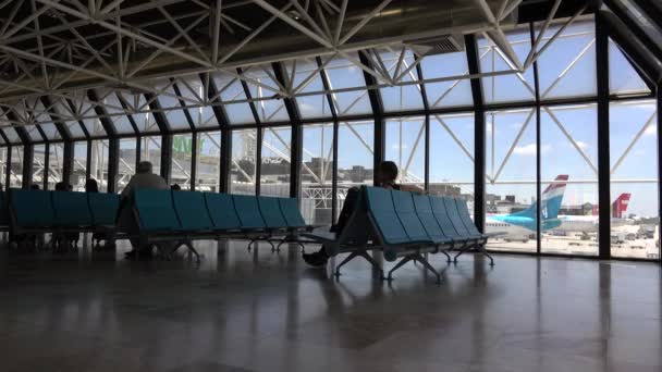 Belsejében egy reptéri várótermi süt a nap alatt — Stock videók
