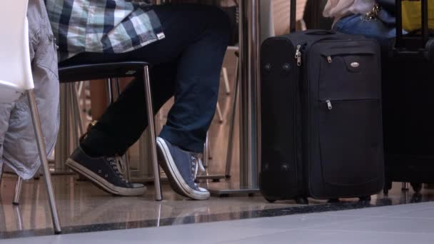Homem espera com sua bagagem enquanto faz uma pausa na viagem — Vídeo de Stock