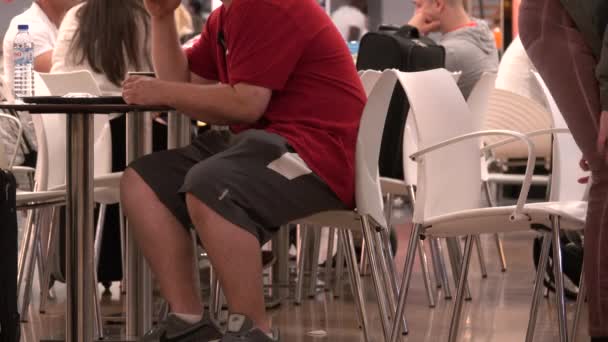 Pessoas sentadas na praça de alimentação — Vídeo de Stock