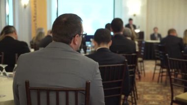 Uygun bir adam bir konferans katılır
