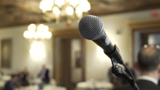 Micrófono en el escenario en un evento — Vídeo de stock