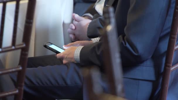 一个无聊的人使用手机在一次演讲 — 图库视频影像