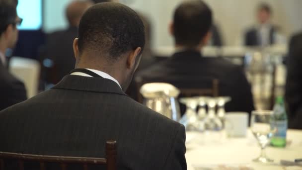 Um negro afro-americano assiste a uma palestra — Vídeo de Stock