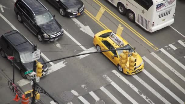 Vista aérea de los coches que se detienen hasta la intersección — Vídeos de Stock