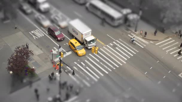 Dessaturado tilt shift vista aérea de um cruzamento da cidade — Vídeo de Stock