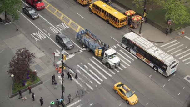 Luchtfoto van het verkeer op een kruispunt — Stockvideo