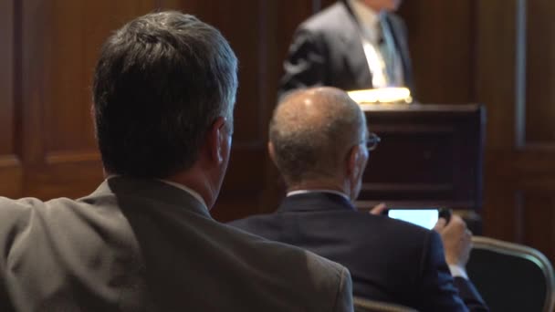 Businessman takes a cellphone picture at a conference — Stock Video