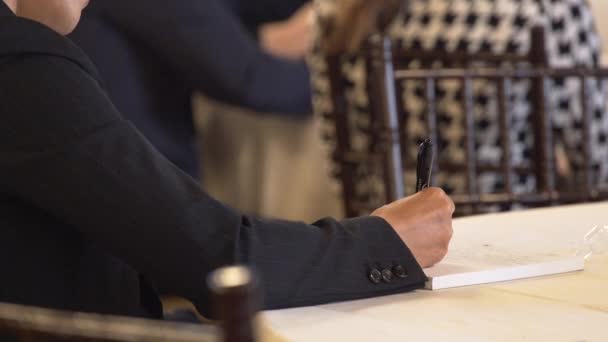 Man neemt notities bij een lezing van de conferentie — Stockvideo