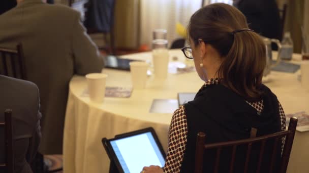 Uma mulher de negócios toma notas numa conferência — Vídeo de Stock