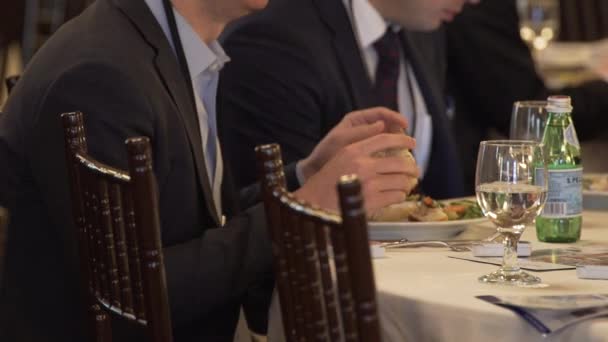 Mensen uit het bedrijfsleven eten tijdens een conferentie — Stockvideo