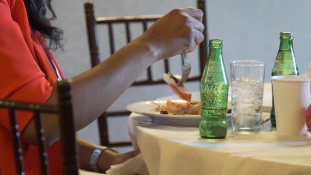 회의에서 점심을 먹는 여자 — 비디오