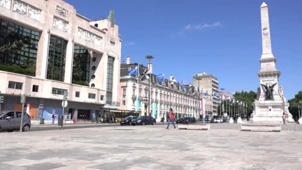 Panorámica del monumento en la Plaza de los Restauradores — Vídeo de stock