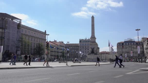 Emberek keresztező utcában, a Restauradores tér — Stock videók