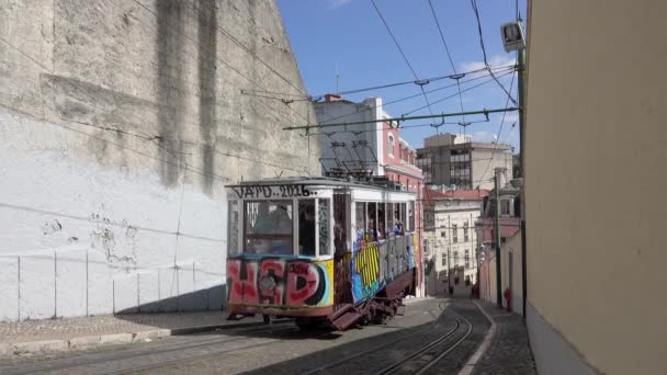 Tranvía funicular sube la colina — Vídeos de Stock