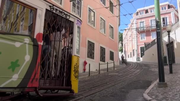Füniküler tramvay yavaş yavaş yokuş yukarı taşır — Stok video