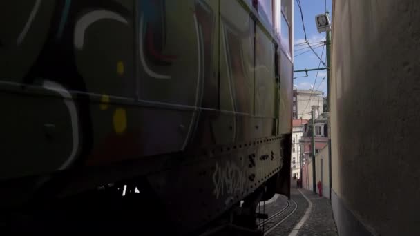Een weergave van de kabelspoorweg tram bergafwaarts vervoer van passagiers — Stockvideo