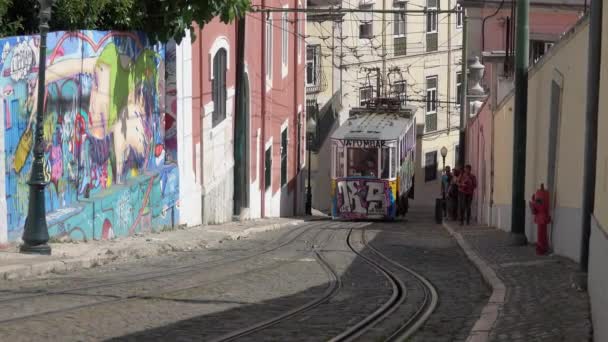 Steep hill with funicular tram moving down it — Stock Video