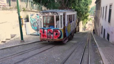 Füniküler tramvay yolculuğuna geri tepeden aşağı başlar