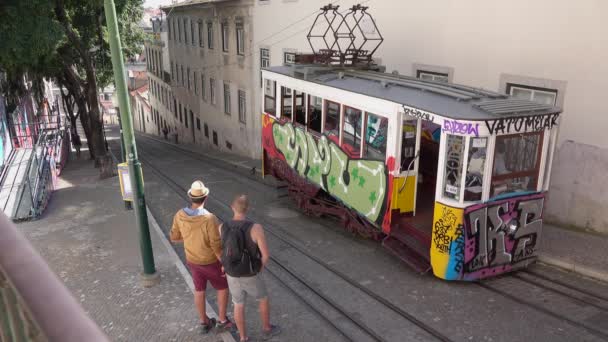 Пасажири, які чекають, поблизу фунікулер трамвай — стокове відео