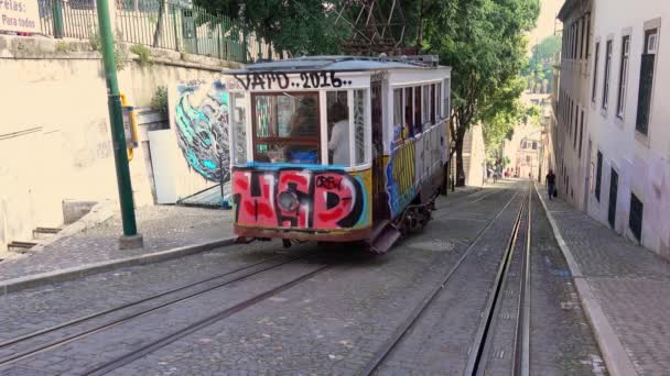 Kolejka linowa tramwaj rozpoczyna się jego podróż wstecz w dół wzgórza — Wideo stockowe