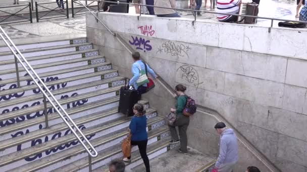 Viajantes ocupados de Lisboa caminhando até a rua — Vídeo de Stock