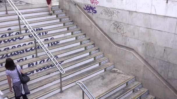 Pendler gehen Treppen hinauf — Stockvideo