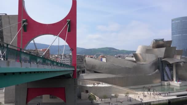 Panorera ner från bron La Salve till Guggenheim-museet i Bilbao — Stockvideo