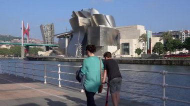 Bilbao Guggenheim tarafından sakinleri yürüyüş