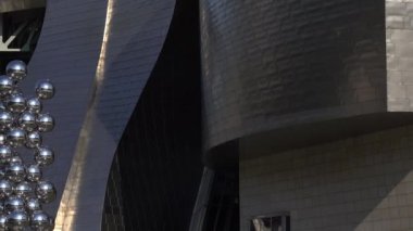 Uzun boylu ağaç & göz heykel ve La Salve köprü Pan yaptı