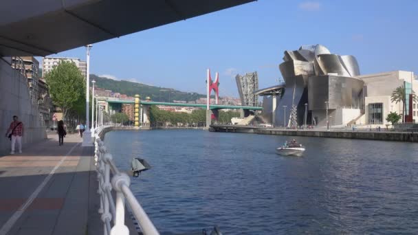 Vista de Bilbao Guggenheim debaixo de uma ponte próxima — Vídeo de Stock