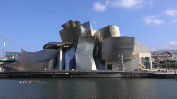 Boot rijen door Guggenheim Bilbao — Stockvideo