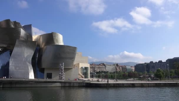 Eftermiddagen pan av Bilbao Guggenheim — Stockvideo