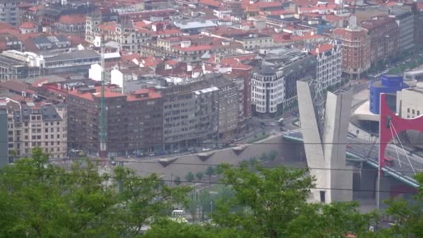 Teleobjektiv pan över till Bilbao Guggenheim — Stockvideo