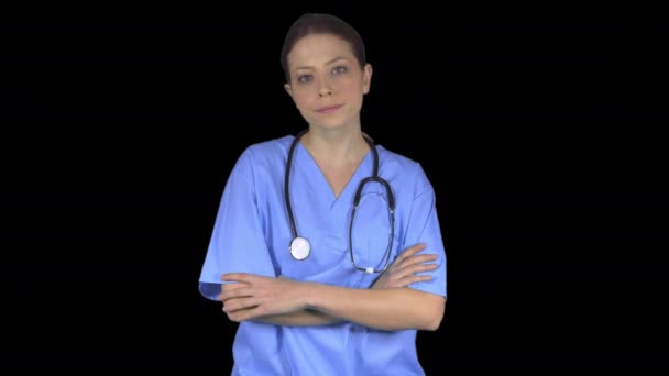 Deprimerad sjuksköterska korsar armarna (genomskinlig bakgrund) — Stockvideo