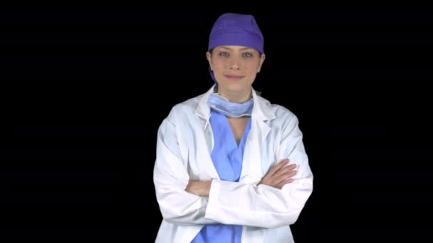 Sonriente profesional médico femenino (fondo transparente ) — Vídeo de stock