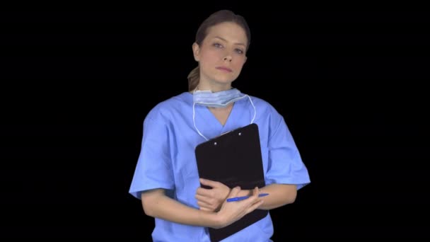 Un profesional médico determinado recurre al espectador (fondo transparente) ) — Vídeos de Stock