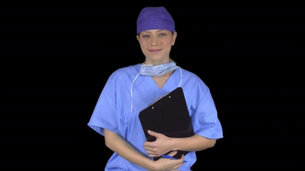 Wesoły uśmiechnięty chirurg ze schowka i cap (przezroczyste tło) — Wideo stockowe