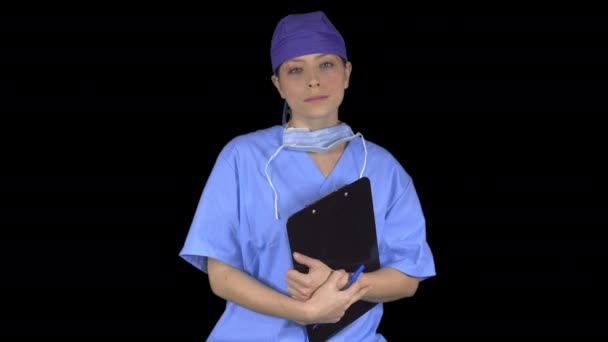 Ernstige chirurg met een GLB en Klembord (transparante achtergrond) — Stockvideo