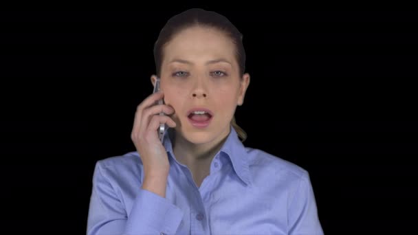 Professionele vrouwtje heeft een telefoongesprek (transparante achtergrond) — Stockvideo