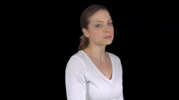 Traurige Frau blickt in Kamera (transparenter Hintergrund)) — Stockvideo