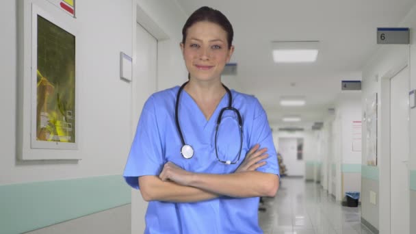 Vrolijk lachende verpleegkundige arts bij een faciliteit — Stockvideo