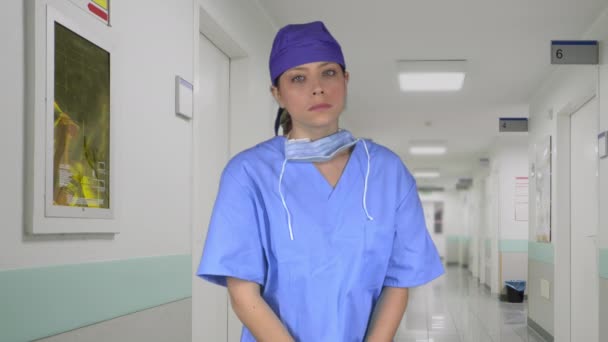 Chirurgien stressé ou triste portant une casquette dans le couloir — Video