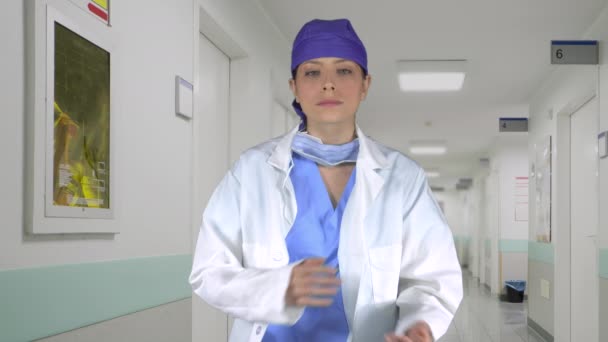 Professionnel médical assertif croise les bras dans un hôpital — Video