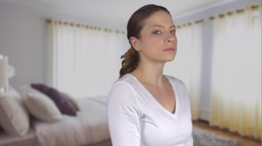 Kadın döner ve yatak odasında ifadesiz bakar