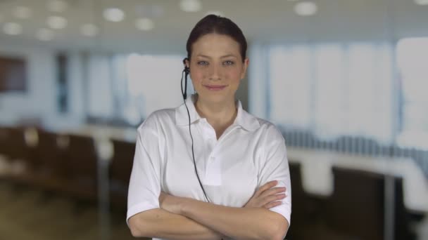 Apoyo técnico femenino cruza brazos en una oficina — Vídeos de Stock