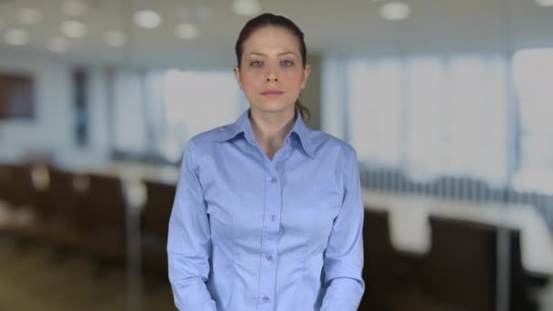 Femme exécutive sourit avec les mains sur les hanches dans un bureau — Video