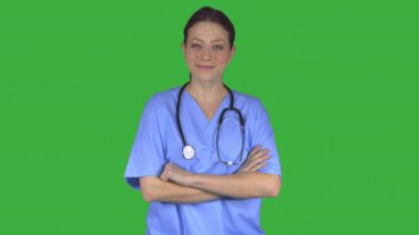 Neşeli gülümseyen hemşire doktor (yeşil anahtar)